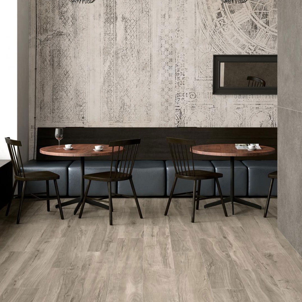 Innenraum mit CR Rovere Desert 20x120 Belag (Box 1,68m²)