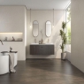 Baño con pavimento Kalon Wengue 20x120