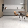 Cocina con pavimento Montebianco Pulido 60x60