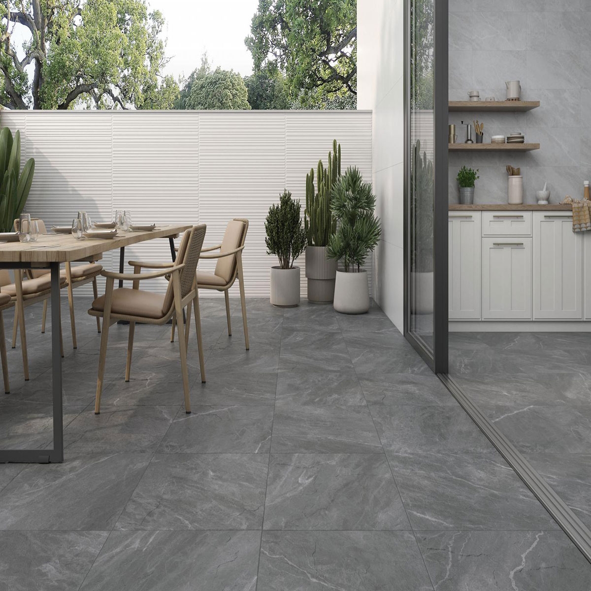 Exterior con revestimiento Essenza Relieve Bianco 60x120