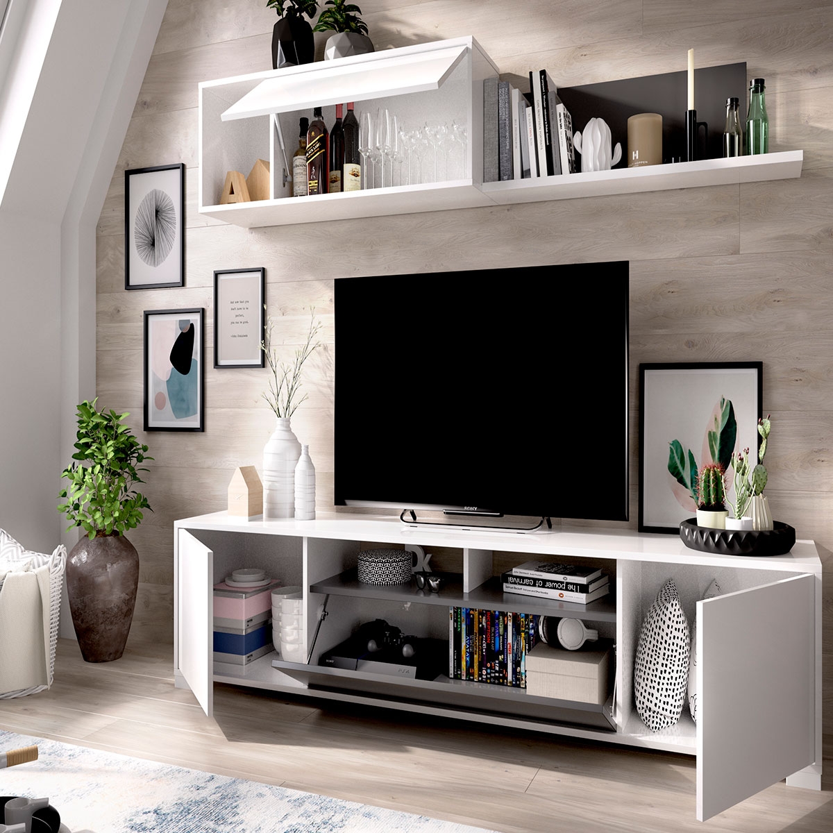 Zimmer mit TV-Lounge mit Türen und Wandregal. Ken White Gloss/Graphite