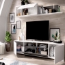 Zimmer mit TV-Lounge mit Türen und Wandregal. Ken White Gloss/Graphite