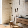 Casa de banho com revestimento Verona Sand Relief 60x120