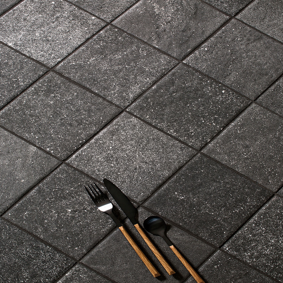 Exterior con pavimento Volcanic Lava Base Antideslizante 14,7x14,7