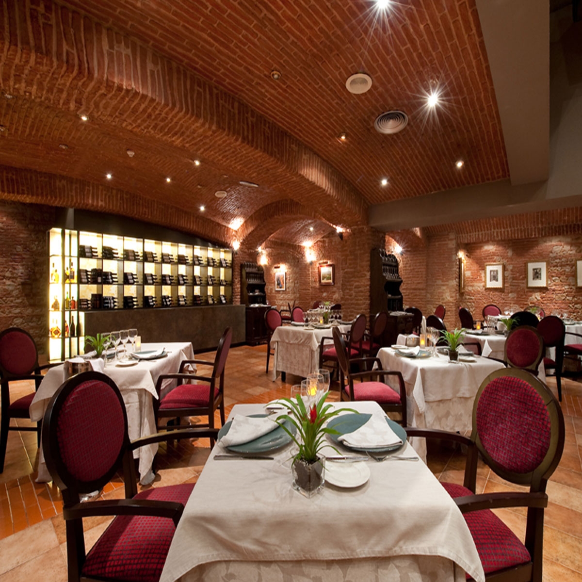 Restaurante com Painel de Tijolo e Pedra do Rio OLDStones 285x130 (3.70m2)