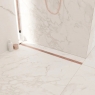 Innenraum mit Revolux Ruber Cavity Rose 100 cm Duschkanal-Kit