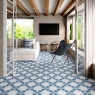 Interior com piso Altea Blue Taco 16.5x16.5