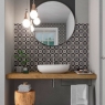 Salle de bain avec sol Nautic Black Taco 16.5x16.5 (Boîte 0.55m2)