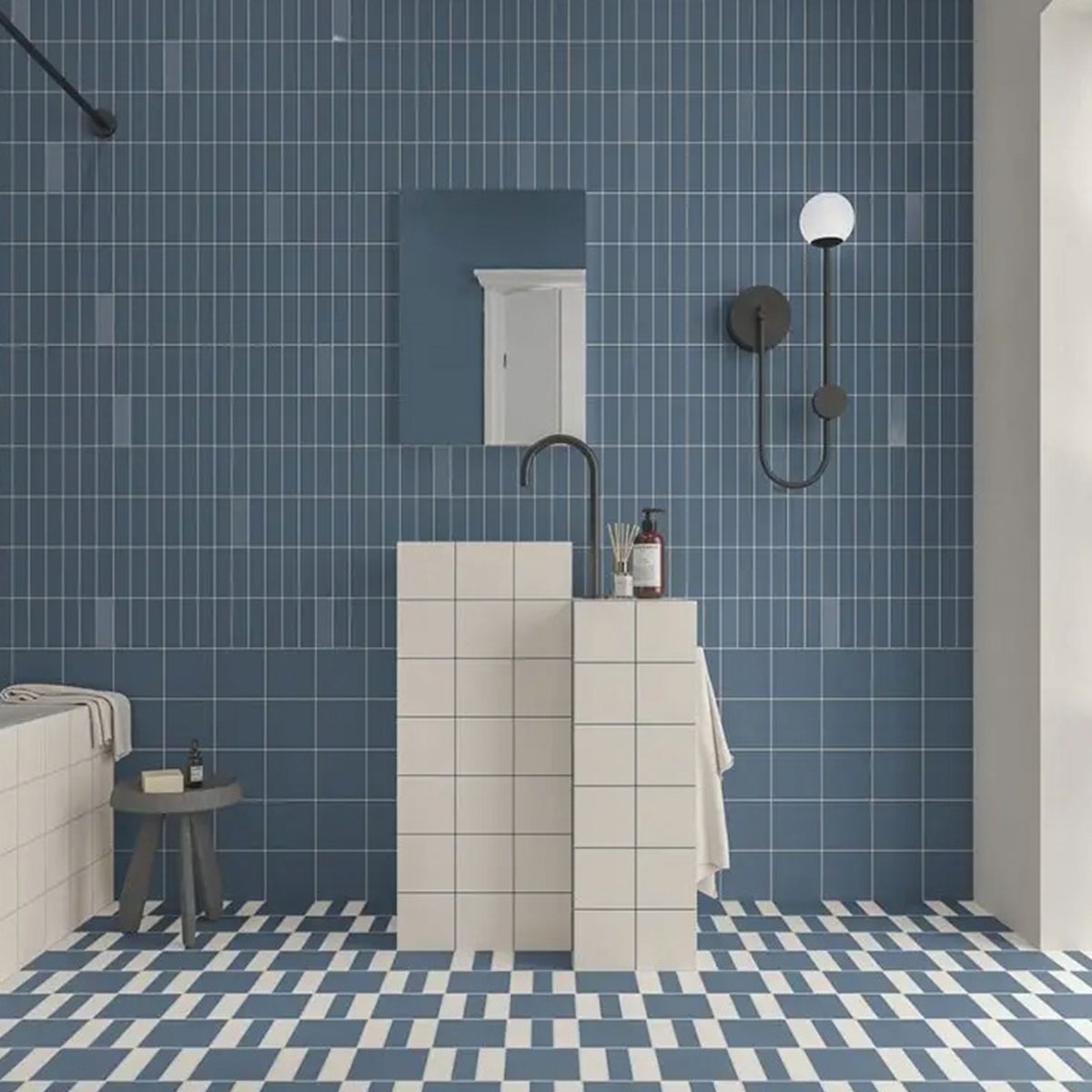 Interior con pavimento y revestimiento Square Steel Blue Mate 11,6x11,6