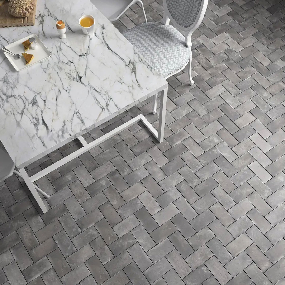 Interior with flooring Cottage Graphite 7x14