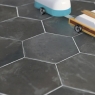 Interior com piso Hexa Cottage Graphite 14x16