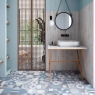 Salle de bain avec sol Fusion Blue Taco 16.5x16.5 (Boîte 0.55m2)