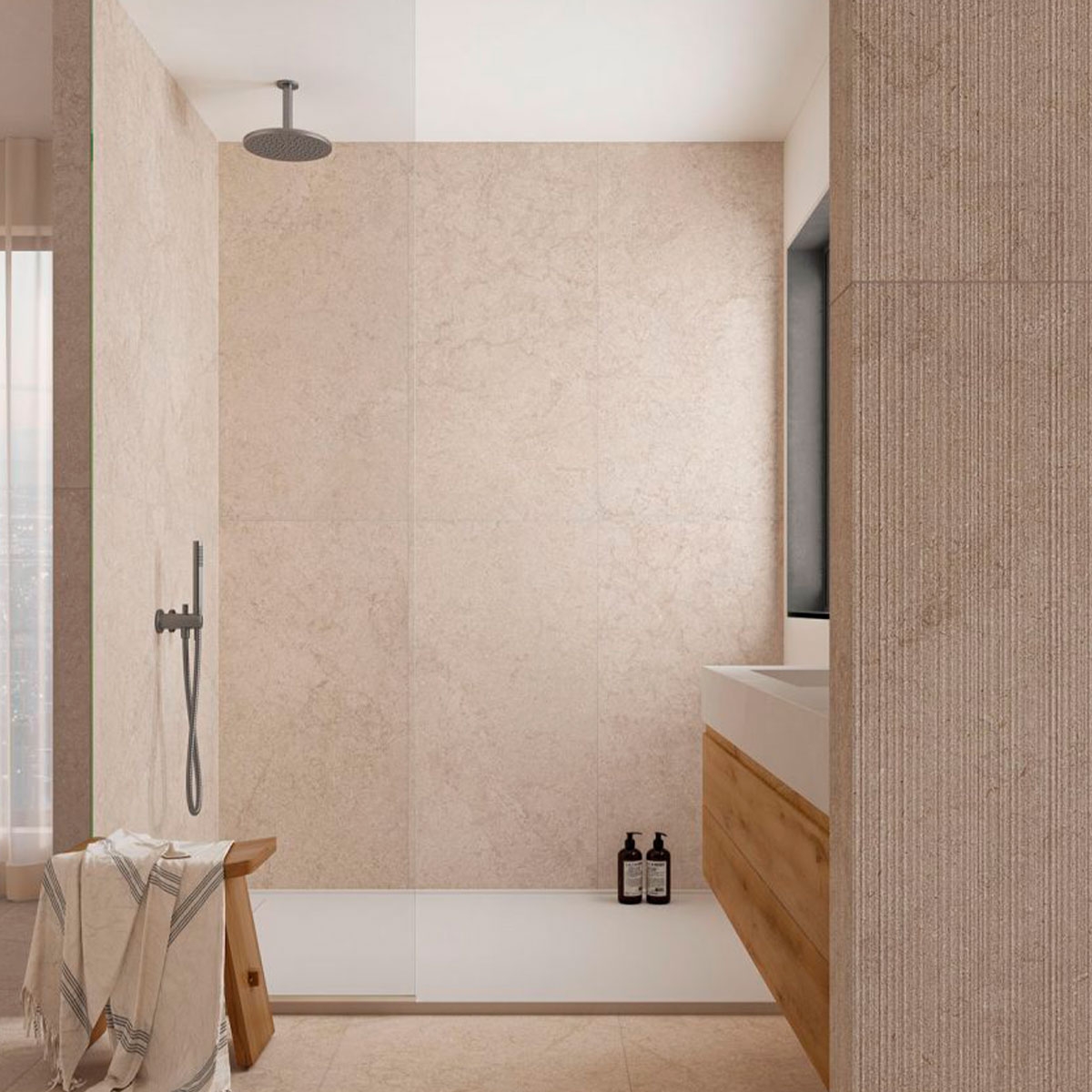 Badezimmer mit Naturkalkstein-Wand- und Bodenfliesen 59,1x119,1 (Box 1,41 m²)