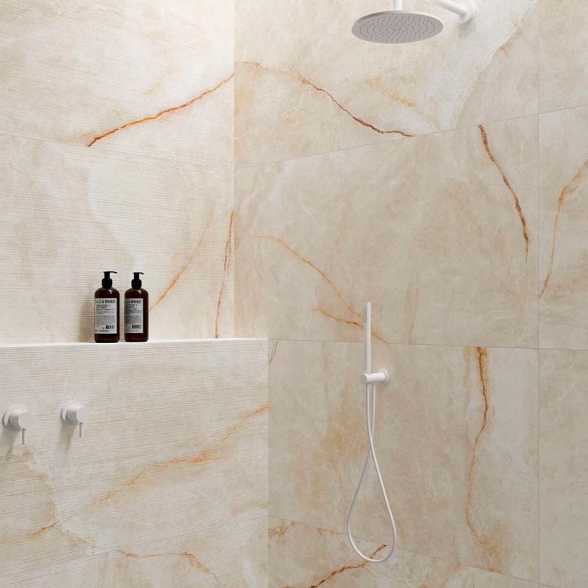 Casa de banho Nuvola Gold com revestimento 59.1x119.1 (Caixa 1.41m2)