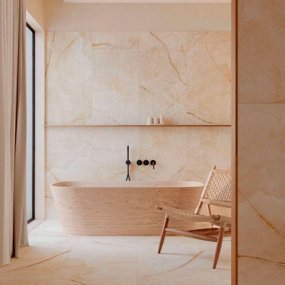 Salle de bain avec revêtement de sol et revêtement mural Nuvola Gold 59.1x119.1 (Boîte 1.41m2)