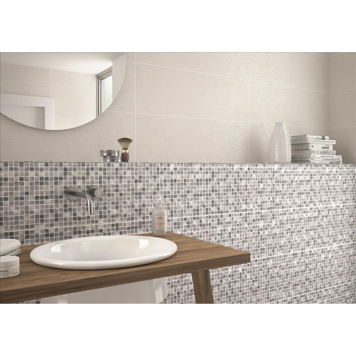 Salle de bain avec revêtement beige brillant 25x75
