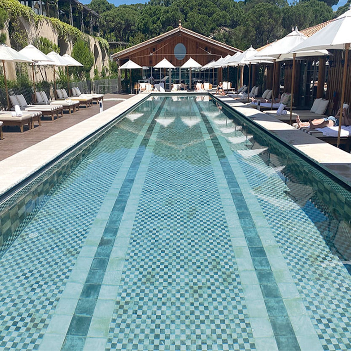 Piscina con pavimento D' Anticatto Decor Quadrati Antideslizante 22.5x22.5