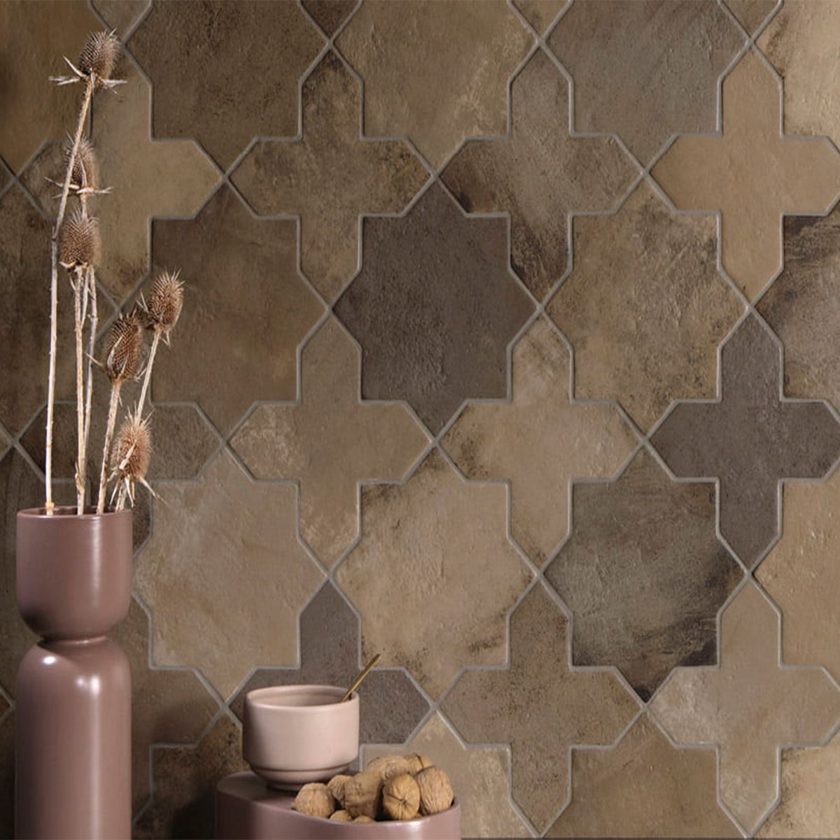 Interior con revestimiento Malta Cross Taupe 15.5x15.5