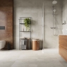 Baño con pavimento Spc Flooring Concrete Dust 60x60 (Caja 1.44m2)