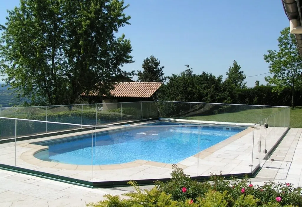 Detalle de piscina con valla de seguridad transparente