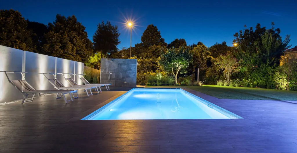 Detalle de piscina con iluminación