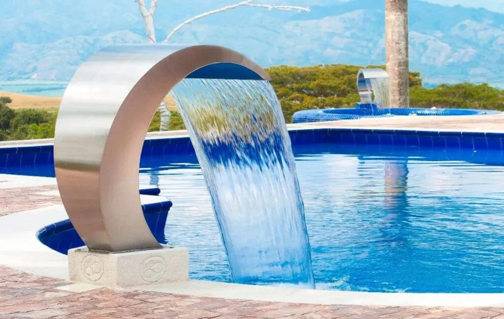 Detalle de piscina con cascada