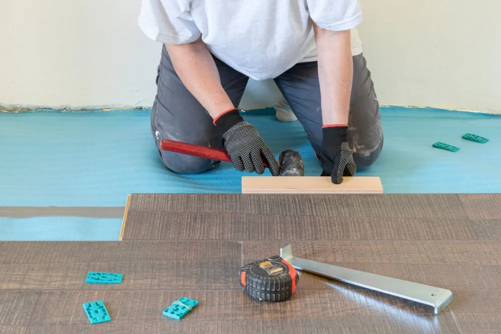 construccion de pequenos banos con suelo porcelanico de imitacion en madera