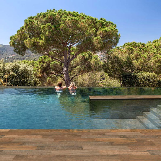 Bordes de una piscina imitación madera