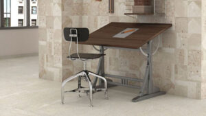 Moderne weiße Sockelleiste