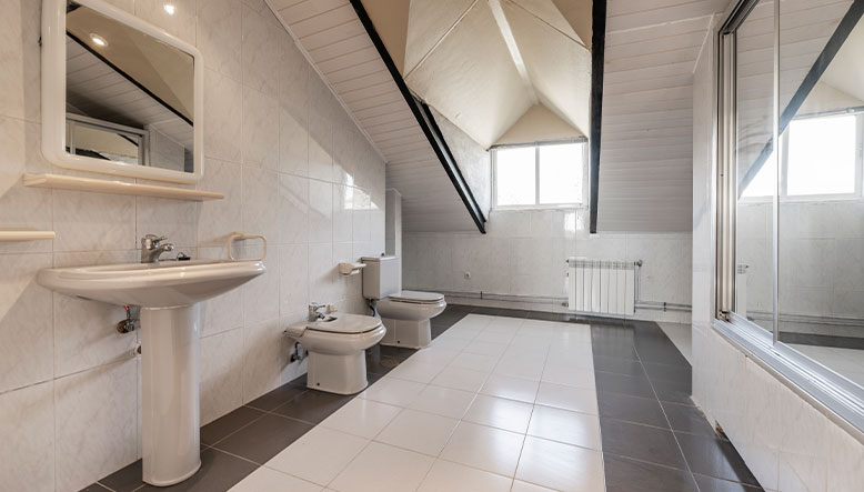 baño largo y estrecho