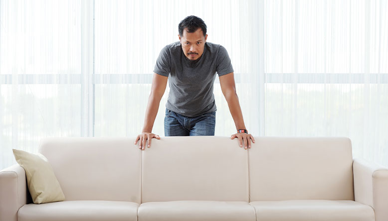 optimizar el espacio detrás del sofá