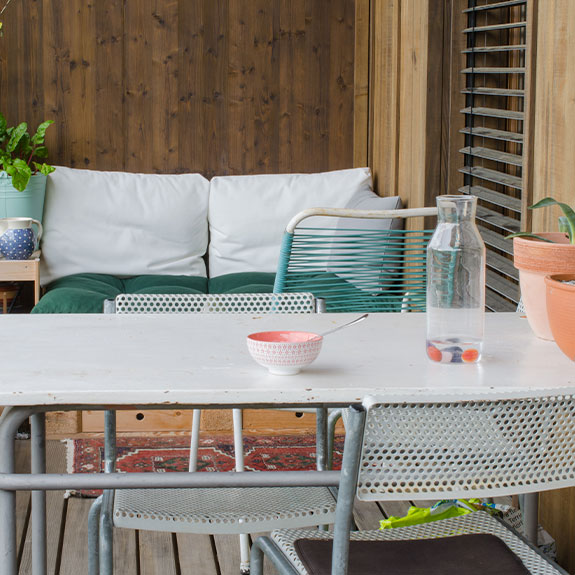 terraza pequeña con mesa y sillas plegables