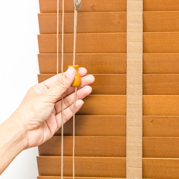 Métodos eficazes para proteger as suas persianas exteriores no inverno 4 persiana de madeira