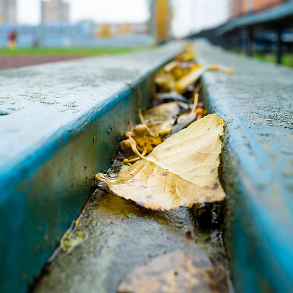 Cómo limpiar los canalones tras lluvias intensas 3 retirar suciedad canalon