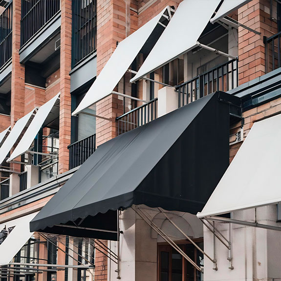 Tipos de toldos para patios y cuál instalar antes del verano 11 Toldo capuchino