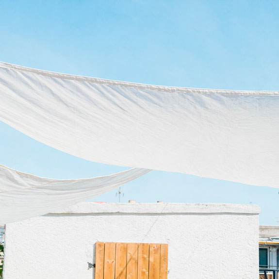 Tipos de toldos para patios y cuál instalar antes del verano 8 Toldo de malla