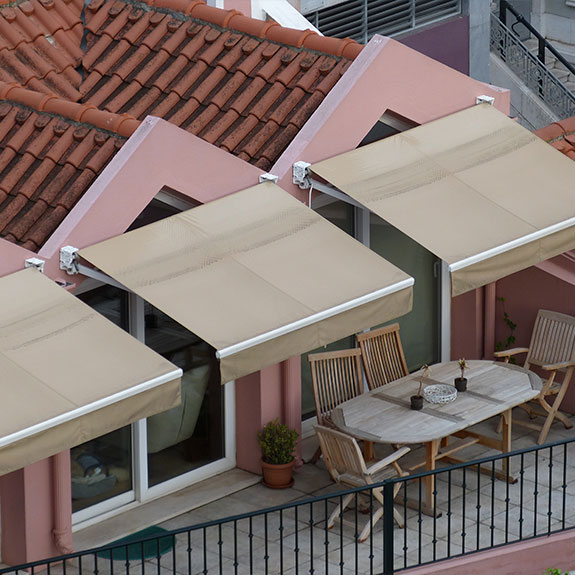 Tipos de toldos para patios y cuál instalar antes del verano 6 Toldo vertical