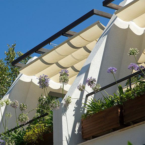 Tipos de toldos para patios y cuál instalar antes del verano 5 Velas de sombreado