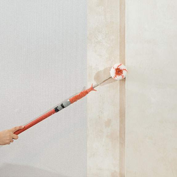 Cómo disimular fácilmente las imperfecciones de las paredes 4 Aplicar pintura para quitar irregularidades de la pared