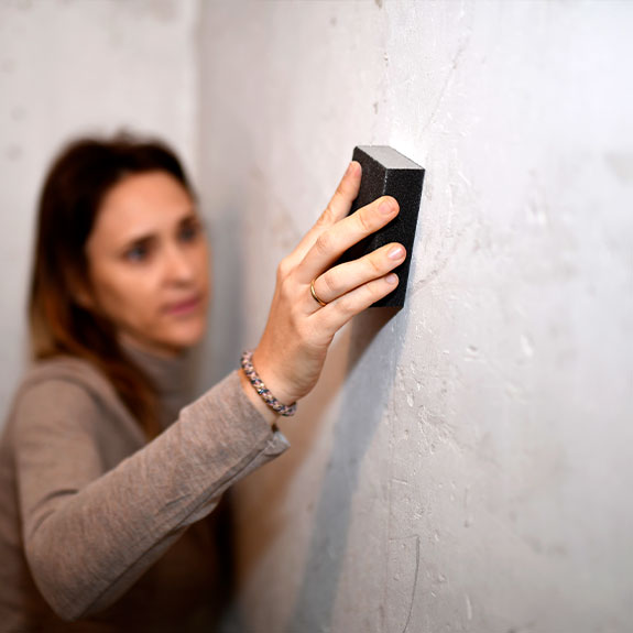 Cómo disimular fácilmente las imperfecciones de las paredes 3 lijado de la pared
