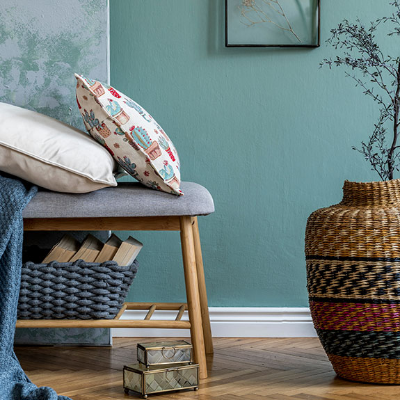 Qué colores ayudan a que tu casa parezca más fresca 4 pared fría con muebles
