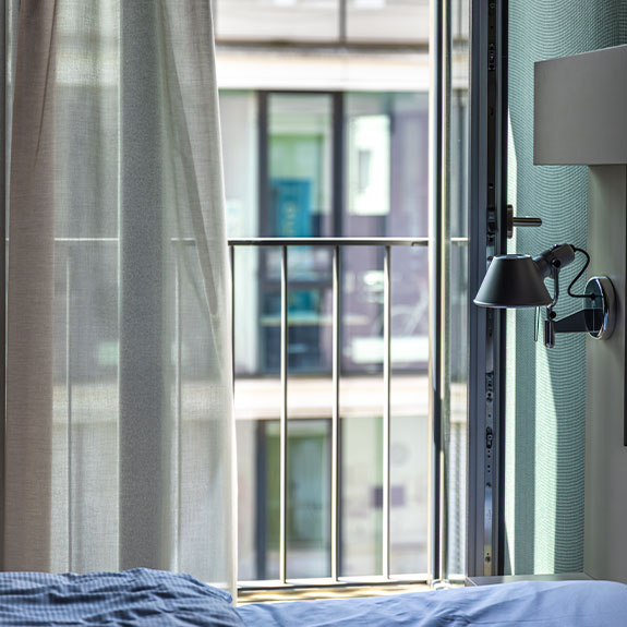 fenêtre et rideaux ouverts