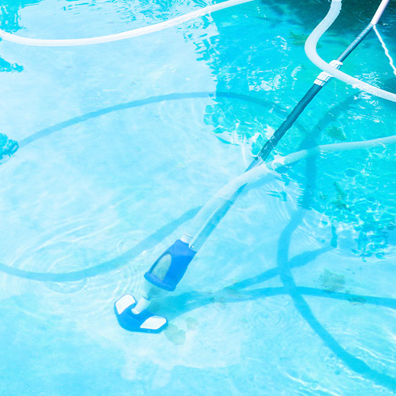Guía definitiva: cómo preparar tu piscina para el verano 5 limpieza del fondo de la piscina