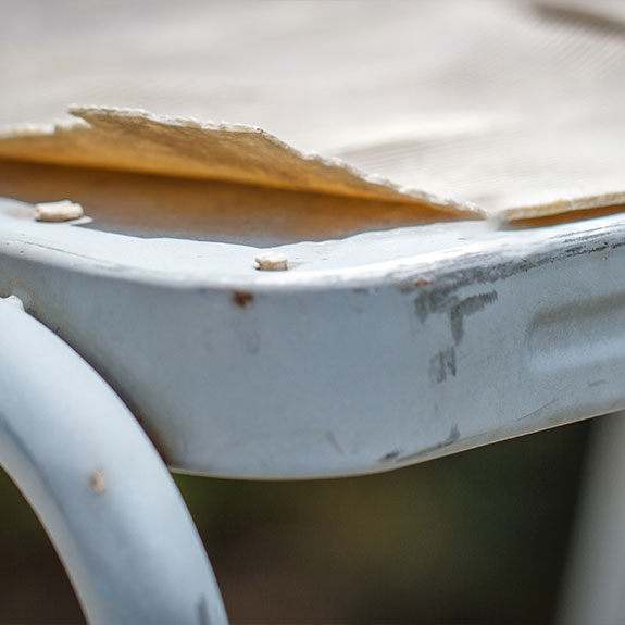 Cómo Proteger tus Muebles de Jardín del Sol y la Lluvia 3 elegir buenos materiales