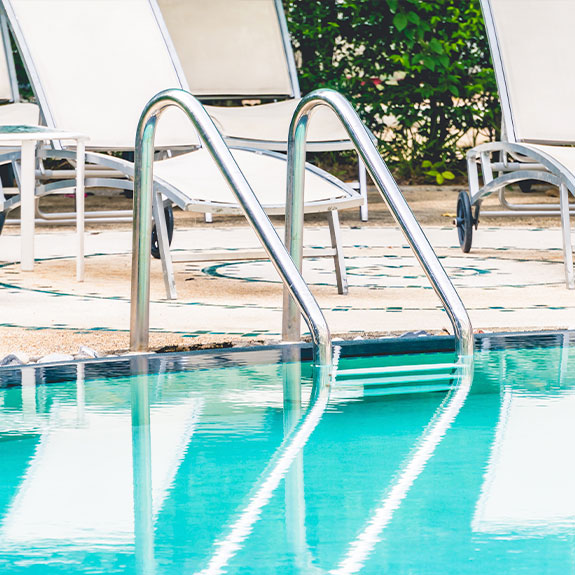 Piscina con agua limpia