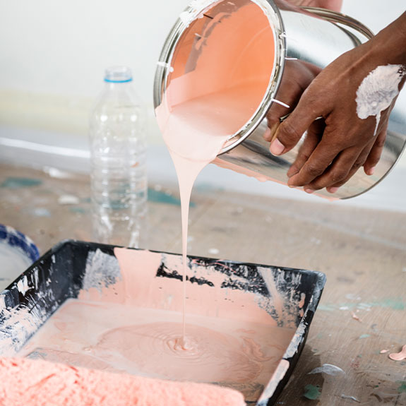 Guía completa para pintar una piscina de hormigón 5 Mezclar pintura para piscina
