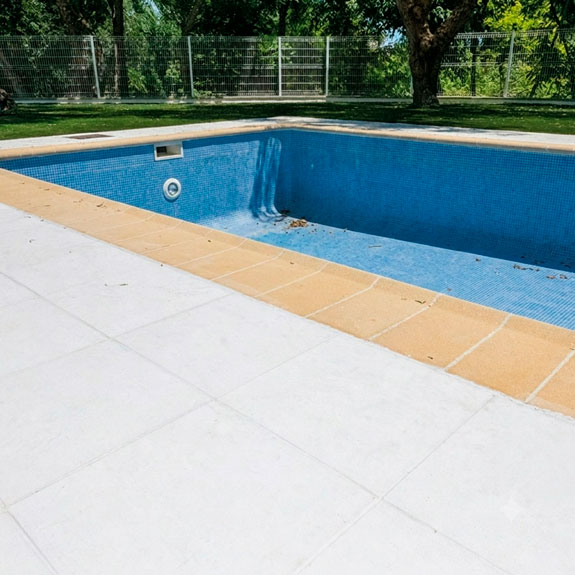 Guía completa para pintar una piscina de hormigón 3 vaciado y secado de la piscina
