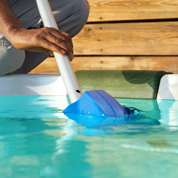 Cómo eliminar definitivamente las algas mostaza de tu piscina 4 Limpieza piscina