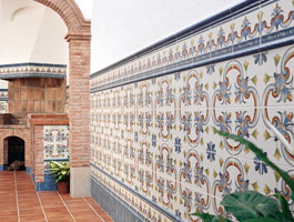 Revestimiento con zócalos sevillanos