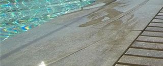 Bordes de piscina y zonas de playa imitacion piedra y cemento Mistery de Rosa Gres